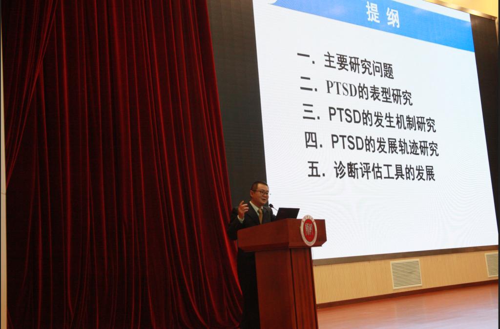 王力研究员作报告